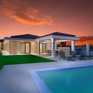 https://villa-rhea.in-istria.net